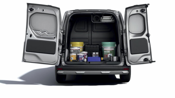 renault_kangoo_van_hecktueren_2022 Studioaufnahme eines silbernen Renault Kangoo von 2022 mit geöffneten Doppelhecktüren.