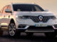 Ein weißer Renault Koleos steht 2019 in der Wüste.