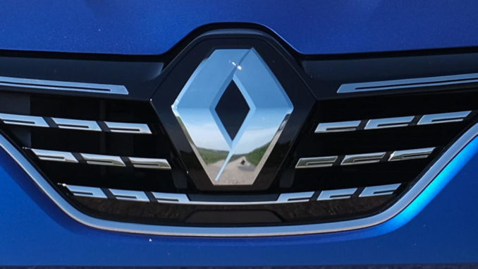 Logo auf dem Kühlergrill eines blauen Renault Mégane, E-TECH Plug-in, Renault, 2020