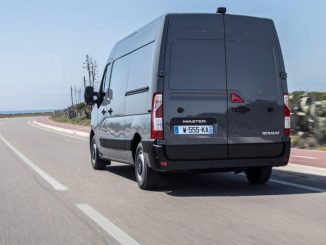 Ein grauer Renault Master fährt 2019 eine Uferstraße entlang.