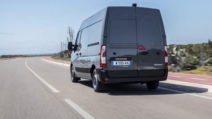 Ein grauer Renault Master fährt 2019 eine Uferstraße entlang.