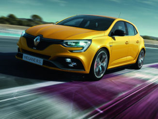 Ein gelber Renault Mégane R.S. unterwegs auf einer Rennstrecke.