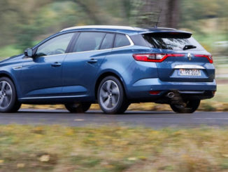 Ein blauer Renault Megane Grandtour fährt durch eine Herbstlandschaft.