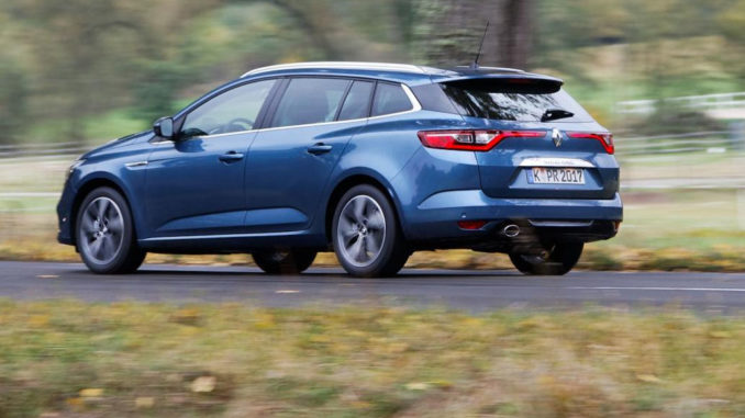 Ein blauer Renault Megane Grandtour fährt durch eine Herbstlandschaft.