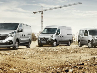 Silberne Renault Trafic, Master und Kangoo Rapid stehen 2018 auf einer Baustelle.