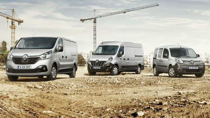 Silberne Renault Trafic, Master und Kangoo Rapid stehen 2018 auf einer Baustelle.