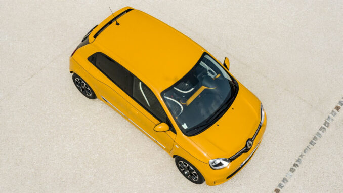 Ein orangener Renault Twingo, Modellpflege, City-Car, Renault, 2019, steht auf einer Asphaltfläche.