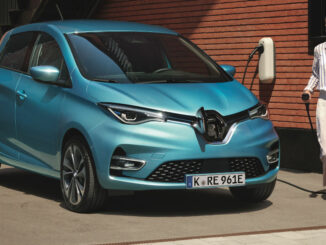 Ein blauer Renault Zoe wird 2020 an eine Wallbox angesteckt.