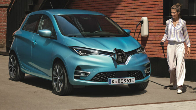 Ein blauer Renault Zoe wird 2020 an eine Wallbox angesteckt.