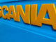 Gelber Scania-Schriftzug auf blauem Hintergrund