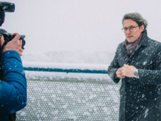 Bundesverkehrsminister Andreas Scheuer posiert auf einer Autobahnbrücke vor einem Fotografen.