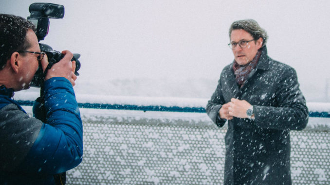 Bundesverkehrsminister Andreas Scheuer posiert auf einer Autobahnbrücke vor einem Fotografen.