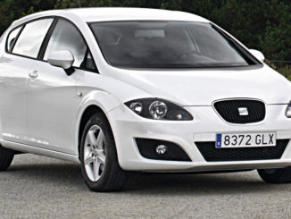 Ein weißer Seat Leon II (Typ 1P) steht 2009 am Waldrand.