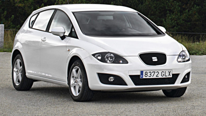 Ein weißer Seat Leon II (Typ 1P) steht 2009 am Waldrand.