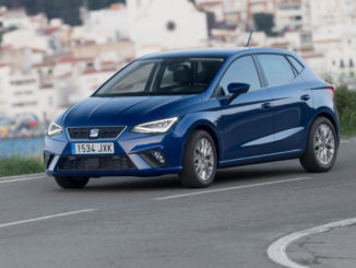 Ein blauer Seat Ibiza fährt 2017 auf einer Küstenstarße.