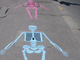 skelett kanalisation kreide kunst streetart tod unfall verkehrssicherheit