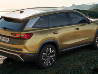 Ein goldener Skoda Kodiaq (MY2026) steht an eine Küste.