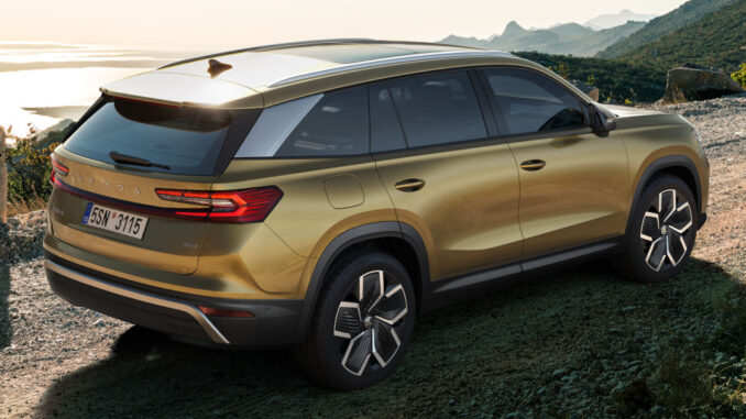 Ein goldener Skoda Kodiaq (MY2026) steht an eine Küste.