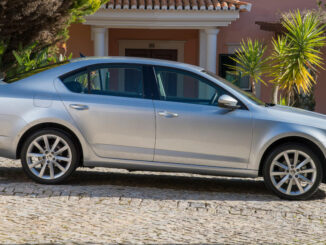 Ein silberner Skoda Octavia steht 2014 vor einer Villa.