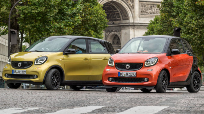 smart fortwo, Bodypanels in lava orange (metallic), tridion Sicherheitszelle in black; smart forfour, Bodypanels in black-to-yellow (metallic), tridion Sicherheitszelle in black, fotografiert 2014 vor dem Triumphbogen in Paris