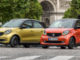 smart fortwo, Bodypanels in lava orange (metallic), tridion Sicherheitszelle in black; smart forfour, Bodypanels in black-to-yellow (metallic), tridion Sicherheitszelle in black, fotografiert 2014 vor dem Triumphbogen in Paris