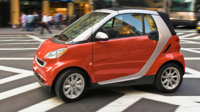 10 Jahre smart: smart fortwo passion cabrio - ein rotes exemplar fährt 2008 durch new york