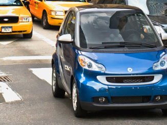 Ein blauer Smart Fortwo Passion fährt 2008 in den Straßen von New York.