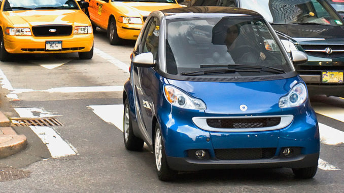 Ein blauer Smart Fortwo Passion fährt 2008 in den Straßen von New York.