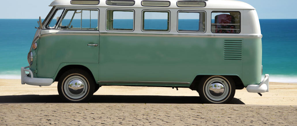 Auto Lieferwagen grau Sommer Strand Vw Ferien Oldtimer Wasser Transport Fahrzeug Kleinbus Bus