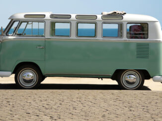 Auto Lieferwagen grau Sommer Strand Vw Ferien Oldtimer Wasser Transport Fahrzeug Kleinbus Bus