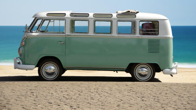 Auto Lieferwagen grau Sommer Strand Vw Ferien Oldtimer Wasser Transport Fahrzeug Kleinbus Bus
