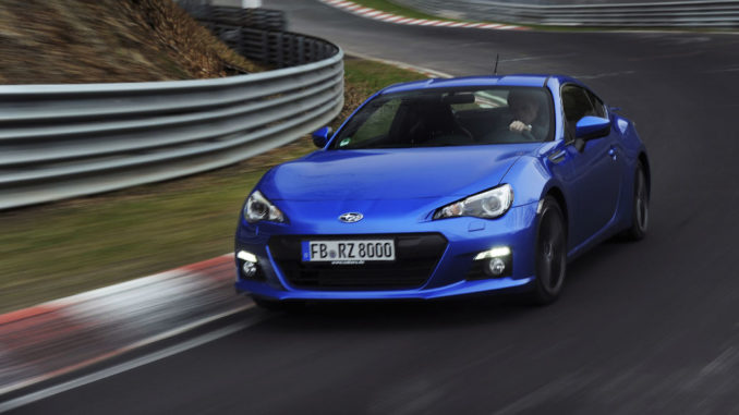 Ein blauer Subaru BRZ fährt auf einer Rennstrecke.