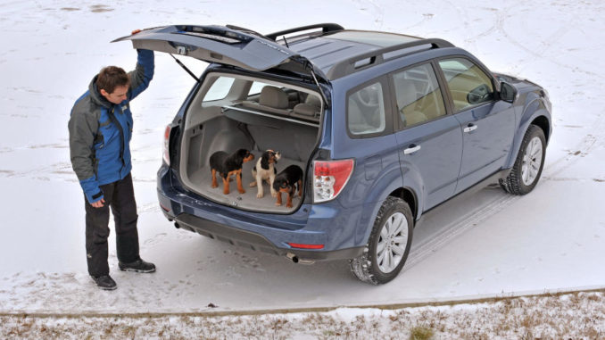 Ein blauer Subar Forester steht 2011 mit geöffneter Heckklappe im Schnee.