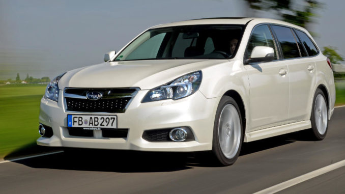 Ein Subaru Legacy Kombi, Modelljahr 2013, in Metallic-Weiß fährt auf einer Landstraße