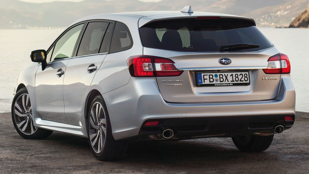 Ein silberner Subaru Levorg steht 2018 auf einer Mole.