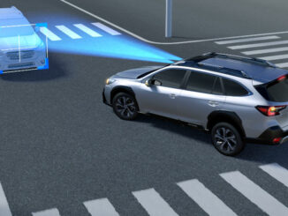 Computersimulation eines silbernen Subaru Outback Modelljahr 2021, Einsatz des Fahrer-Assistenzsystems EyeSight (Kollisionswarner).