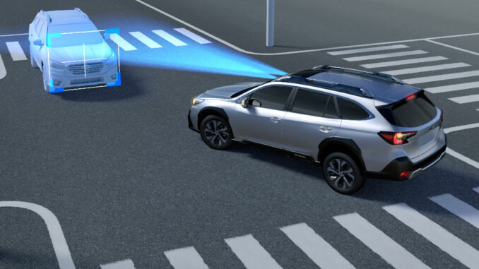 Computersimulation eines silbernen Subaru Outback Modelljahr 2021, Einsatz des Fahrer-Assistenzsystems EyeSight (Kollisionswarner).