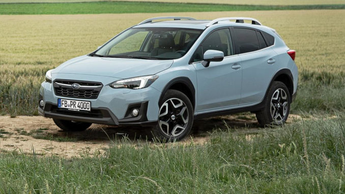 Ein hellblauer Subaru XV steht 2018 auf einem Feldweg.