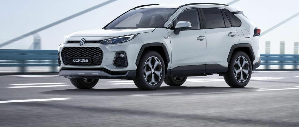 Ein weißer Suzuki Across fährt 2020 über eine Brücke.