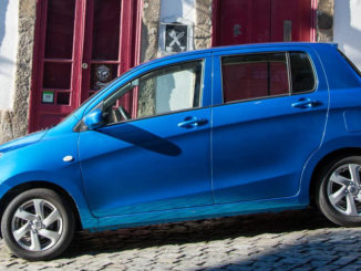 Ein blauer Suzuki Celerio parkt auf einer abschüssigen Straße.