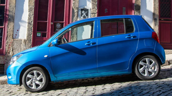 Ein blauer Suzuki Celerio parkt auf einer abschüssigen Straße.