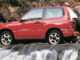 Ein roter Suzuki Grand Vitara Limousine 2.0 Liter fährt 1998 über einen Wasserfall.