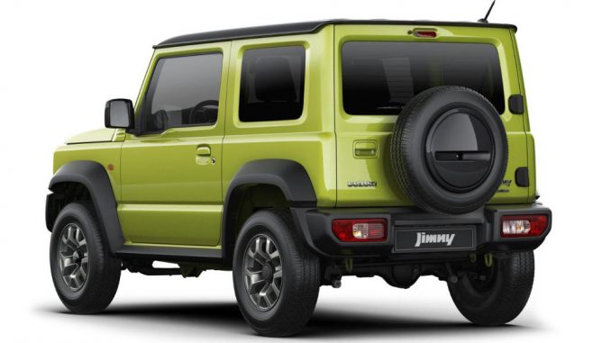 Studioaufnahme eines grünen Suzuki Jimny, aufgenommen 2018.