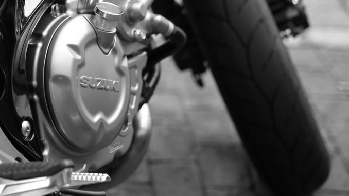 motorrad suzuki motor silber zylinder glänzend