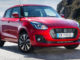 Ein roter Suzuki Swift steht an einer französischen Bergstraße.