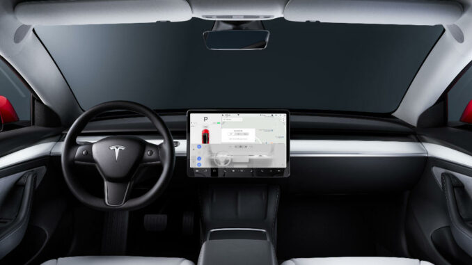 Cockpit eines Tesla Model 3.