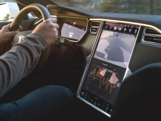 Hände am Steuer eines Tesla Model S inkl. Media Control Unit (MCU)