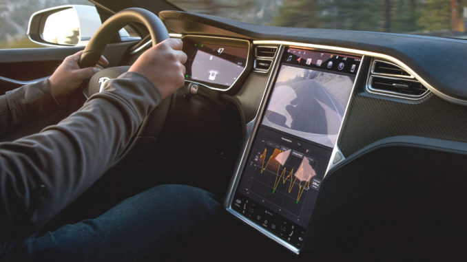 Hände am Steuer eines Tesla Model S inkl. Media Control Unit (MCU)