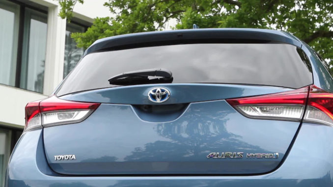 Heck eines hellblauen Toyota Auris Hybrid