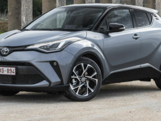 Ein balugrauer Toyota C-HR steht 2020 vor einer Brücke.